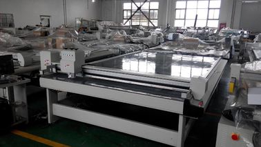Máquina plana de la fabricación de cajas del cartón de la impresora ULTRAVIOLETA, cortadora de la alfombra 1230 Mm/S